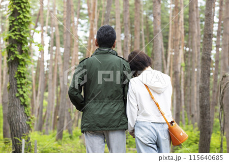 休日を楽しむ50代夫婦 休日を楽しむ50代夫婦 115640685