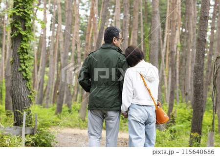 休日を楽しむ50代夫婦 115640686