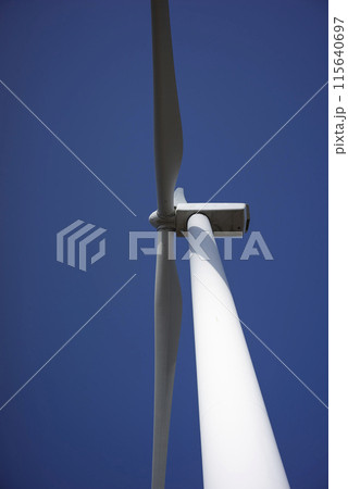 快晴の空にそびえ立つ風力発電の風車 115640697