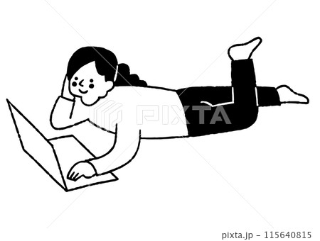 横になってパソコン作業をしている女性_2 横になってパソコン作業をしている女性_2 115640815