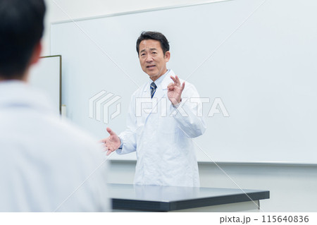 研究室　講義　医者　科学者 115640836