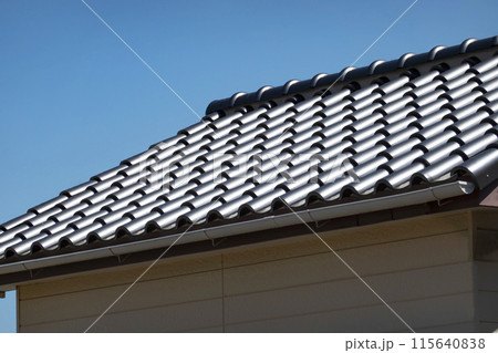 瓦屋根と青空 115640838