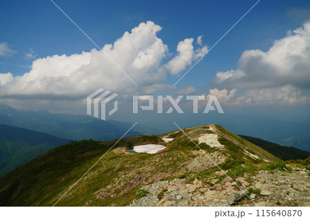 雪に埋もれた八方池と快晴の空 雪に埋もれた八方池と快晴の空 115640870