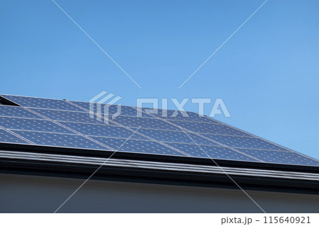 屋根に設置されたソーラーパネル 115640921