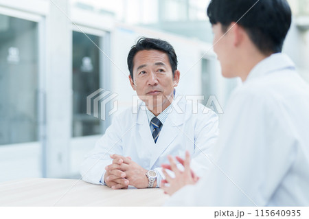 医師 病院 打ち合わせ 医師 病院 打ち合わせ 115640935