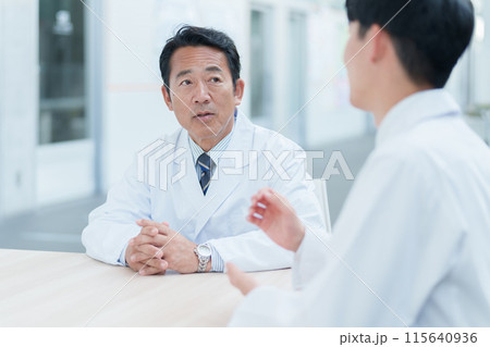 医師　病院　打ち合わせ 115640936