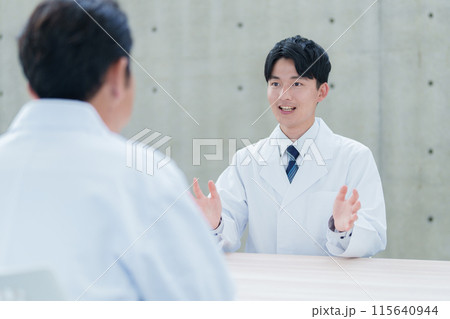 医師　病院　打ち合わせ 115640944