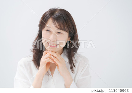 笑顔で喜ぶミドル女性 笑顔で喜ぶミドル女性 115640968