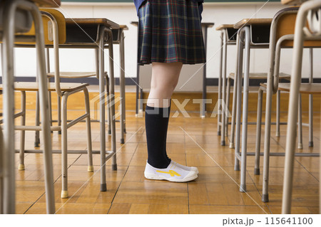 教室に立つ女子生徒の足元 115641100