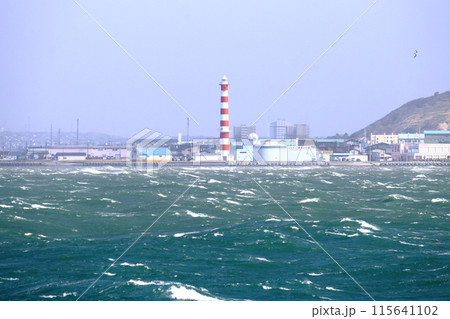 稚内のノシャップ岬・稚内灯台を海から見た時化気味の沖合 稚内のノシャップ岬・稚内灯台を海から見た時化気味の沖合 115641102