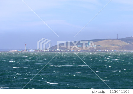稚内のノシャップ岬を海から見た時化気味の沖合 稚内のノシャップ岬を海から見た時化気味の沖合 115641103