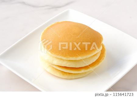 ふわふわの食感の美味しいパンケーキ 115641723