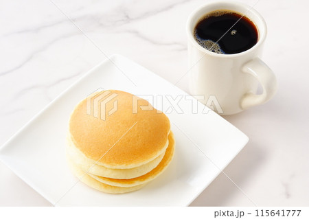 ふわふわの食感の美味しいパンケーキと、淹れたてのコーヒーで、コーヒーブレイク ふわふわの食感の美味しいパンケーキと、淹れたてのコーヒーで、コーヒーブレイク 115641777