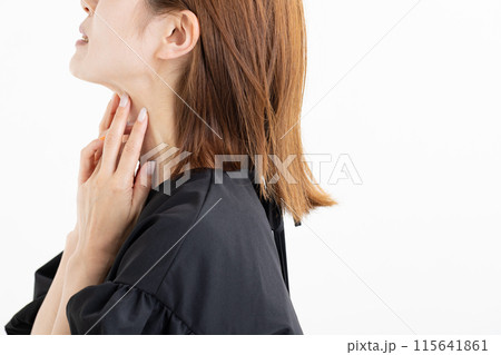 痒がる女性　itchy woman 115641861
