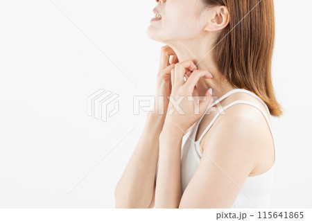 痒がる女性　itchy woman 115641865