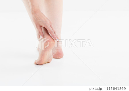 ひび割れしているかかと　dry skin 115641869
