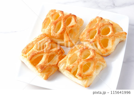 りんご煮をたっぷり使ったおいしそうなリンゴのデニッシュ りんご煮をたっぷり使ったおいしそうなリンゴのデニッシュ 115641996