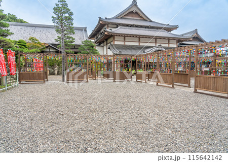 静岡県袋井市　可睡斎の境内に飾られる遠州三山風鈴まつりの江戸風鈴 115642142
