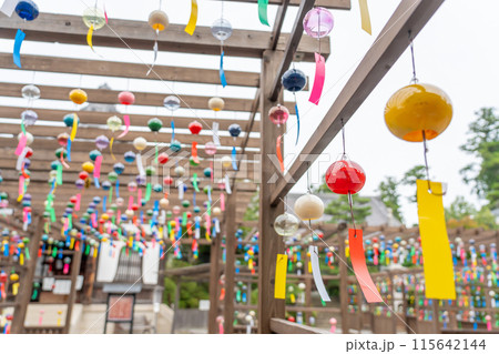 静岡県袋井市　可睡斎の境内に飾られる遠州三山風鈴まつりの江戸風鈴 115642144