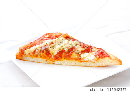 チーズをたっぷりのせたトマトソースのピザ チーズをたっぷりのせたトマトソースのピザ 115642571