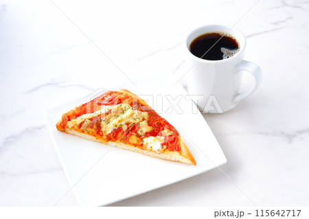 チーズをたっぷりのせたトマトソースのピザと、淹れたてのコーヒーで、おいしいランチタイム 115642717