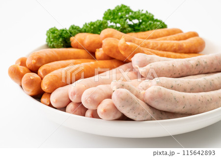 色々な種類のウインナーソーセージのクローズアップ 115642893
