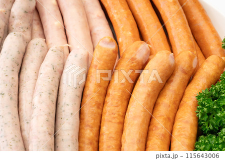 色々な種類のウインナーソーセージのクローズアップ背景 115643006