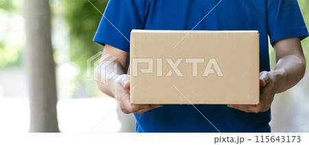 荷物を持つ配達員の男性 115643173