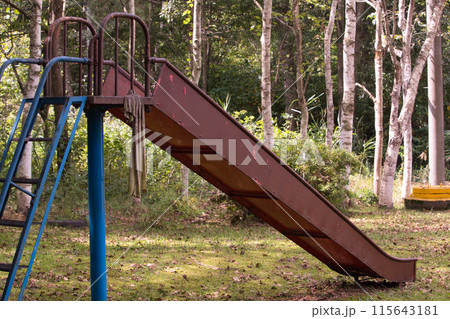 錆びた滑り台 115643181