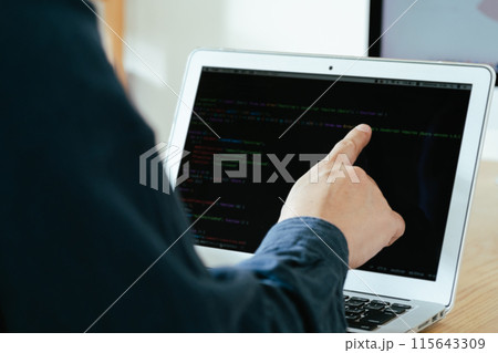 パソコンを使う男性の手元 パソコンを使う男性の手元 115643309