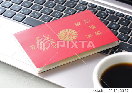 日本のパスポート(一般旅券10年用赤色)を用意して海外旅行の計画を立てる 日本のパスポート(一般旅券10年用赤色)を用意して海外旅行の計画を立てる 115643357