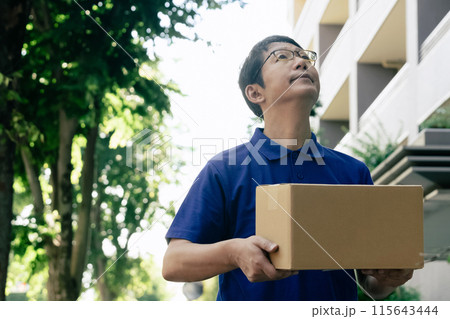 荷物を運ぶ男性 荷物を運ぶ男性 115643444