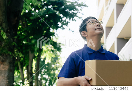 荷物を運ぶ男性 荷物を運ぶ男性 115643445