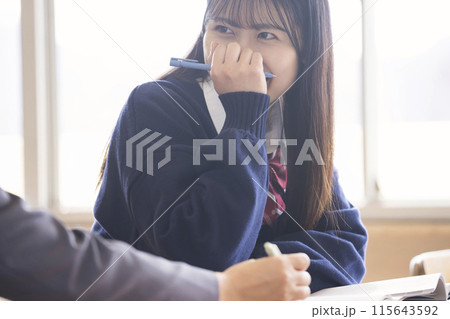 教室で友達と会話をする女子高生 115643592