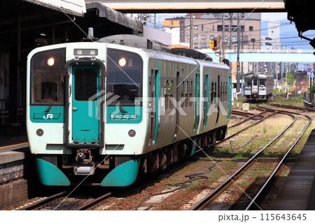 徳島駅に到着する徳島線1500形50番台(阿波池田⇔徳島) 徳島駅に到着する徳島線1500形50番台(阿波池田⇔徳島) 115643645