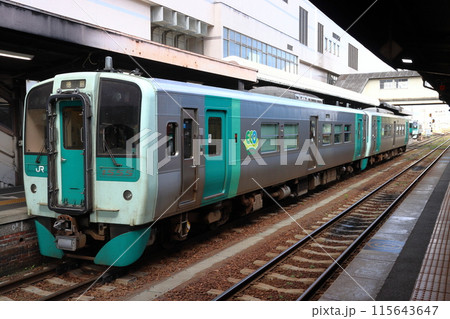 徳島駅に到着する徳島線1500形50番台(阿波池田⇔徳島) 徳島駅に到着する徳島線1500形50番台(阿波池田⇔徳島) 115643647