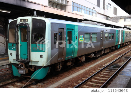 徳島駅に到着する徳島線1500形50番台（阿波池田⇔徳島） 115643648