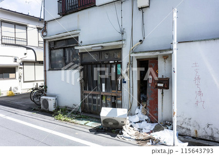 閉ざされた家,ゴミ屋敷,割れた窓の無人の家,不法投棄が進む独居老人の家,倒壊した家 閉ざされた家,ゴミ屋敷,割れた窓の無人の家,不法投棄が進む独居老人の家,倒壊した家 115643793