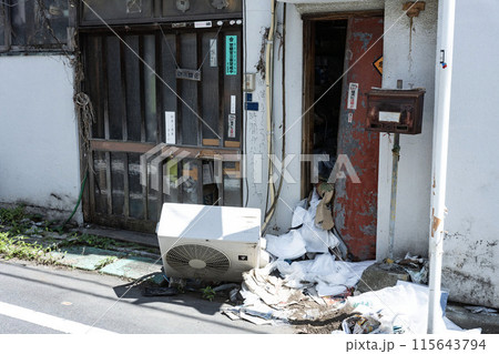 閉ざされた家,ゴミ屋敷,割れた窓の無人の家,不法投棄が進む独居老人の家,倒壊した家 閉ざされた家,ゴミ屋敷,割れた窓の無人の家,不法投棄が進む独居老人の家,倒壊した家 115643794