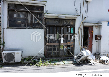 閉ざされた家,ゴミ屋敷,割れた窓の無人の家,不法投棄が進む独居老人の家,倒壊した家 閉ざされた家,ゴミ屋敷,割れた窓の無人の家,不法投棄が進む独居老人の家,倒壊した家 115643795