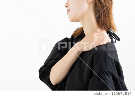肩こりを訴える女性 Stiff shoulder 肩こりを訴える女性 Stiff shoulder 115643814