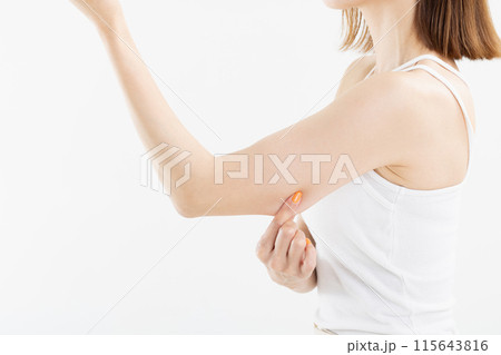 二の腕の肉をつまむ女性 woman's upper arm 二の腕の肉をつまむ女性 woman's upper arm 115643816