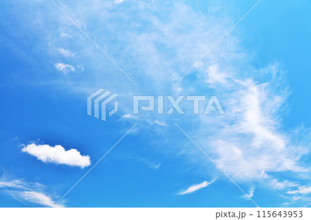 秋の青空と雲 115643953