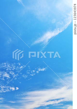 秋の青空と雲 115643974