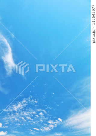 秋の青空と雲 115643977