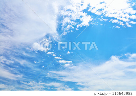 秋の青空と雲 秋の青空と雲 115643982