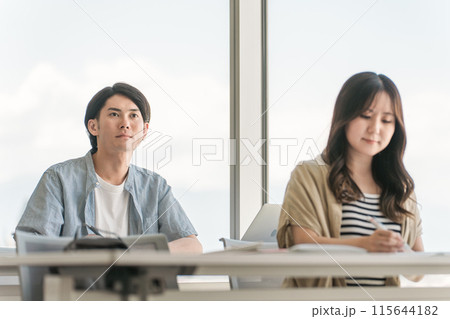 大学・学校で講義・授業・セミナーを受ける男女の大学生・ビジネスマン 大学・学校で講義・授業・セミナーを受ける男女の大学生・ビジネスマン 115644182