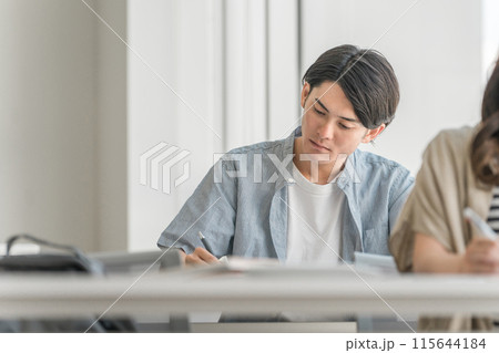 大学・学校で講義・授業・セミナーを受ける男女の大学生・ビジネスマン 115644184