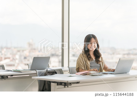 大学の授業・学校で講義を受ける大学生（高校生・学生・塾・予備校） 115644188