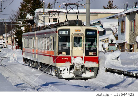 雪の南会津路を快走する… 6050系 電車 雪の南会津路を快走する… 6050系 電車 115644422